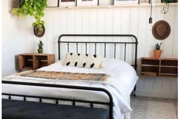 Use Contrasting Colours for a Bold Look     in Black Iron Bed Decorating