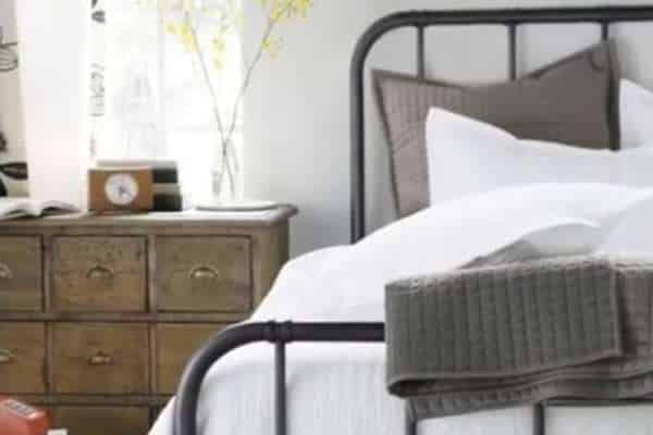 Use a Neutral Colour Scheme in Black Iron Bed Decorating