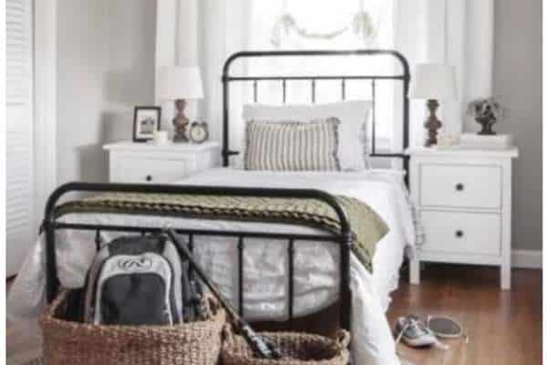 Using Layering Technique in Black Iron Bed Decorating