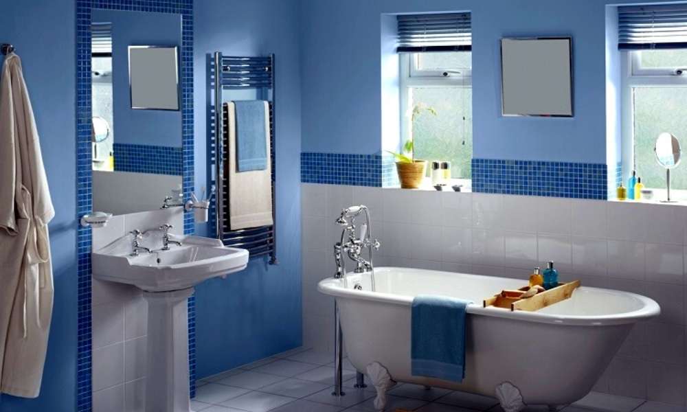 Use Light In Brown and Blue Bathroom 