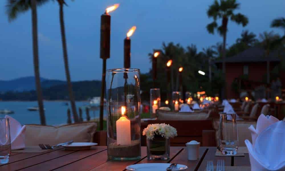 Use a gorgeous candle in outdoor table decoration ideas 