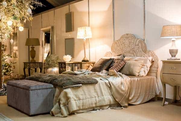 Blend of Furniture to Arrange Bedroom Furniture in a Rectangular Room