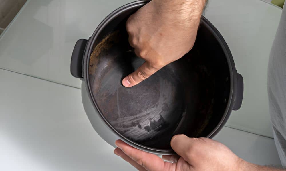 How to Clean the Metal Part of a Slow Cooker