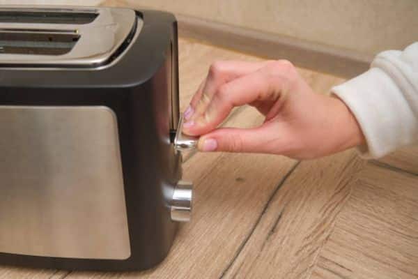 Wipe Plates Without Damaging the Non-Stick Surface