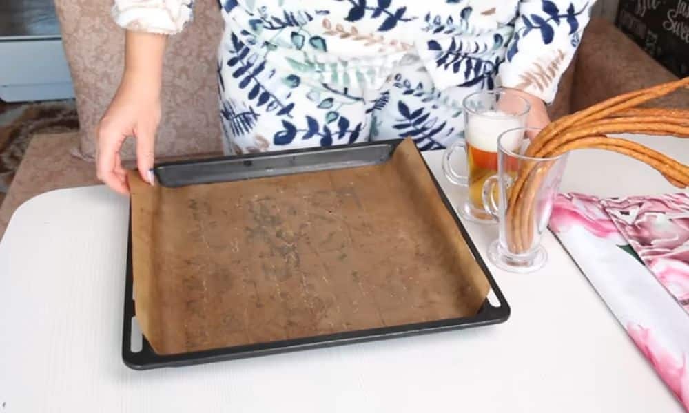 Grease Baking Tray For Cookies_