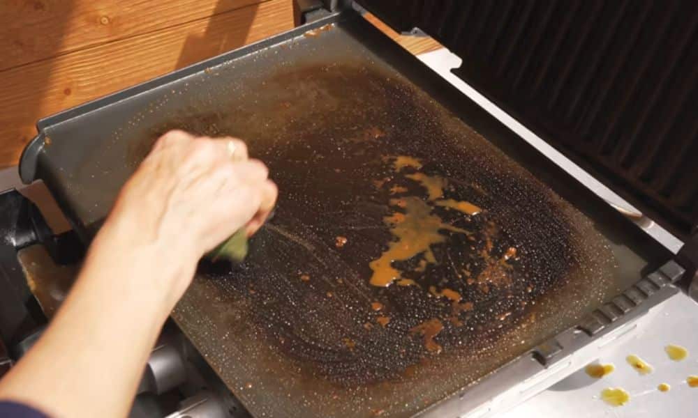 How To Clean Burnt Baking Tray